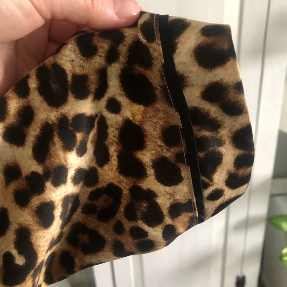 Gillian & O’Malley Satin Cheetah Print Top - Picture 4 of 7